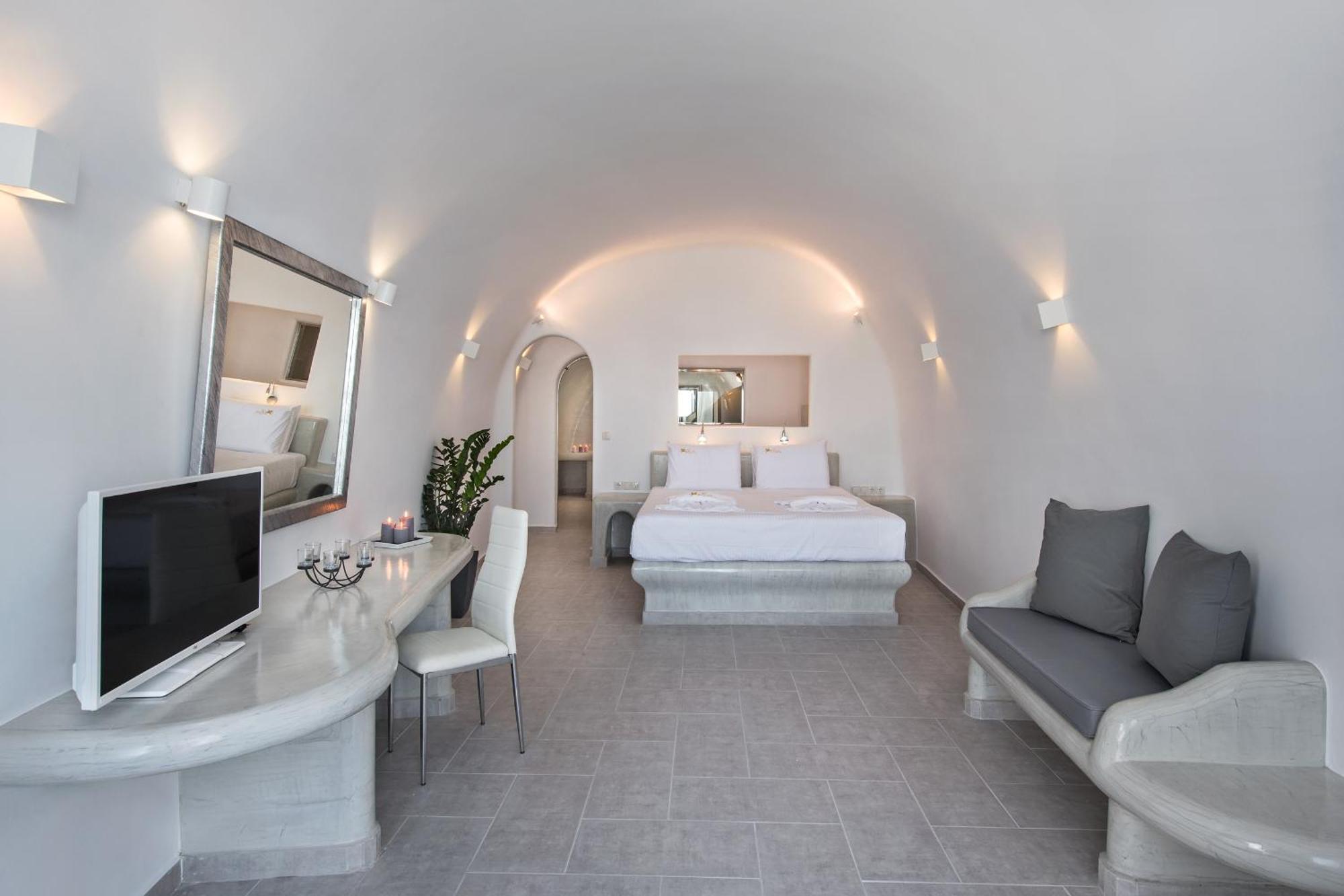 Honeymoon Suite with Hot Tub,958339582:JPEG